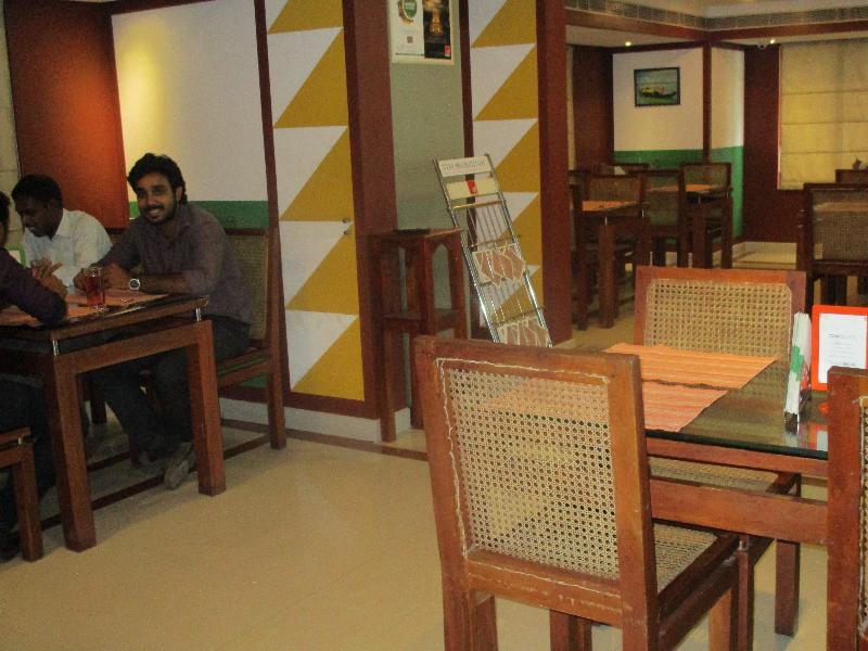 Hotel Treebo Trend Time Square Marine Drive à Kochi Extérieur photo