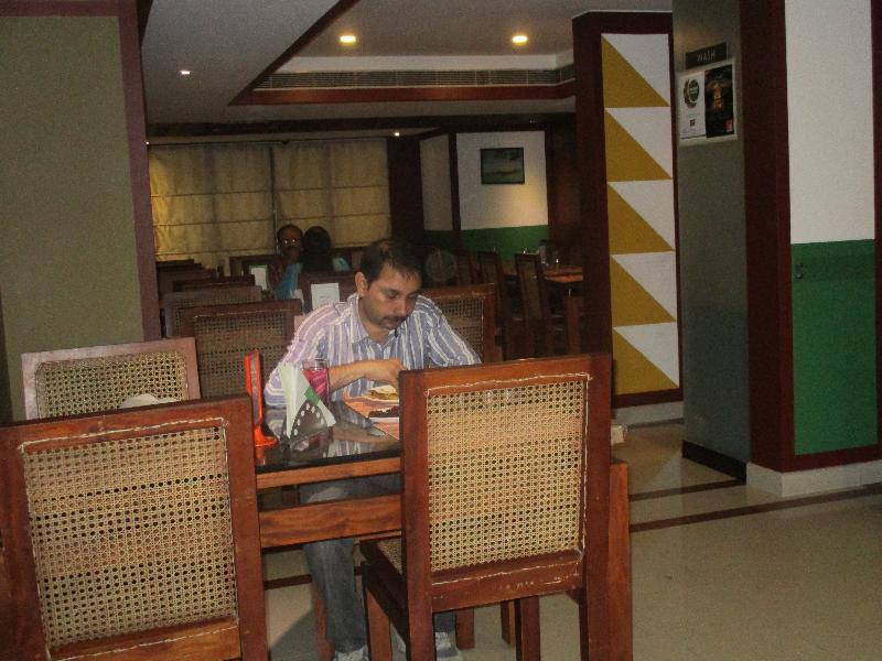 Hotel Treebo Trend Time Square Marine Drive à Kochi Extérieur photo