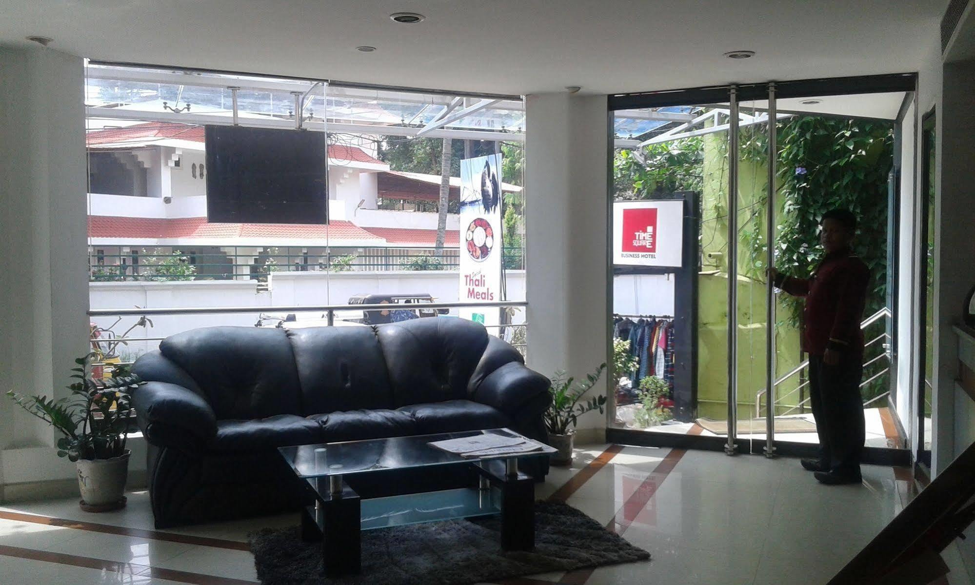 Hotel Treebo Trend Time Square Marine Drive à Kochi Extérieur photo