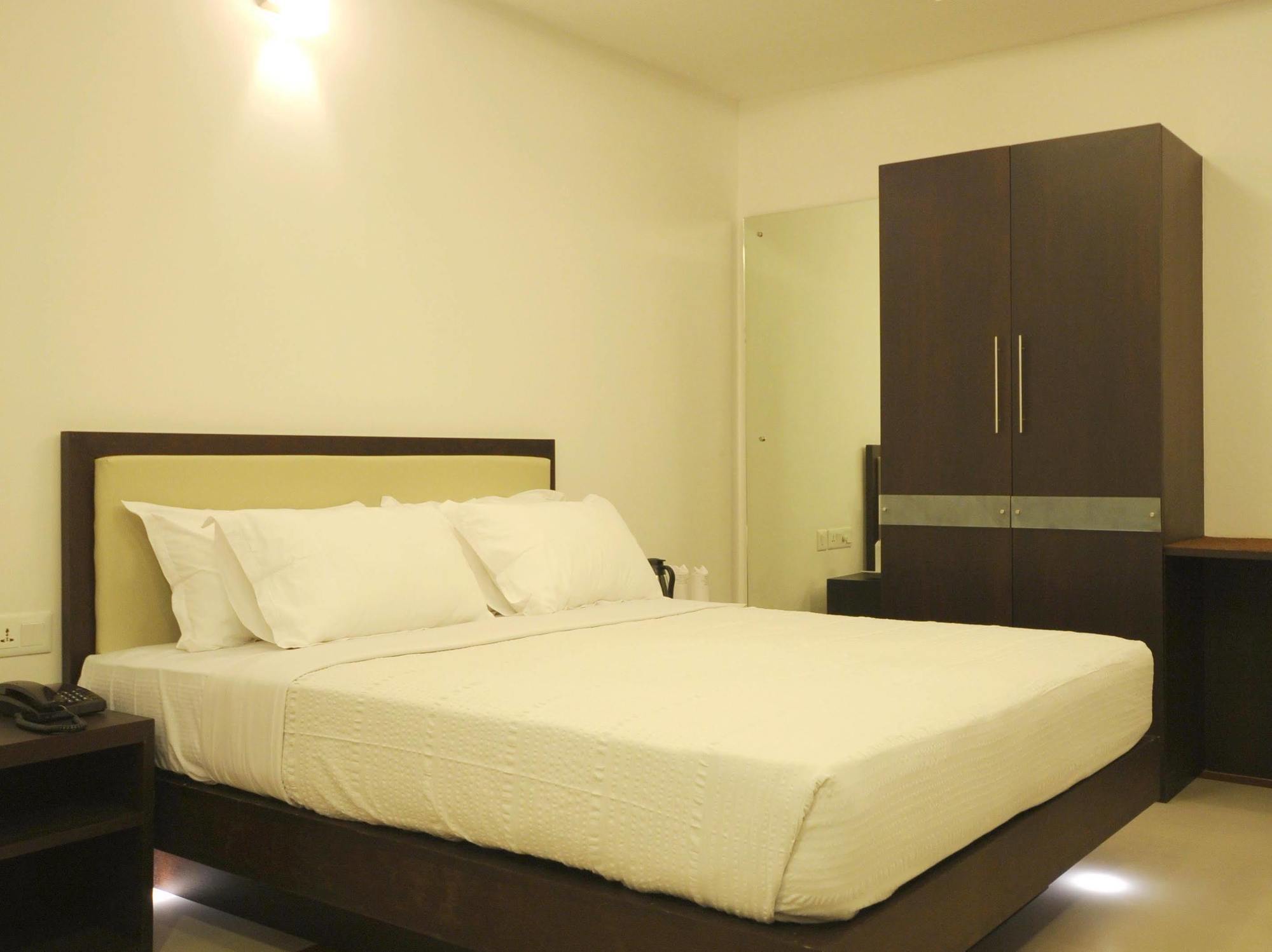 Hotel Treebo Trend Time Square Marine Drive à Kochi Extérieur photo