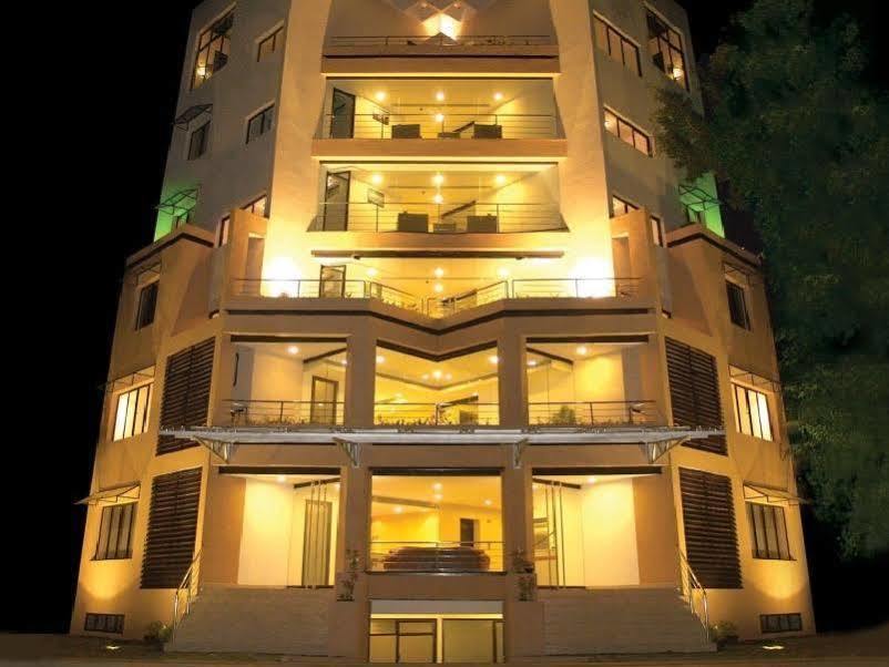 Hotel Treebo Trend Time Square Marine Drive à Kochi Extérieur photo